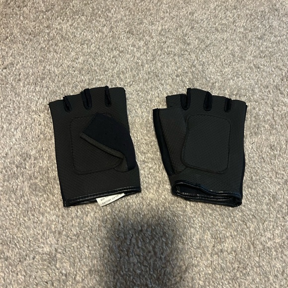 Marlboro Black and Red Fingerless Gloves - Picture 2 of 2